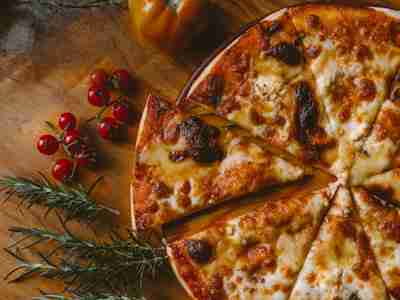 Delivery/ carryout chain offering a wide range of pizza, chicken and other sides – listing